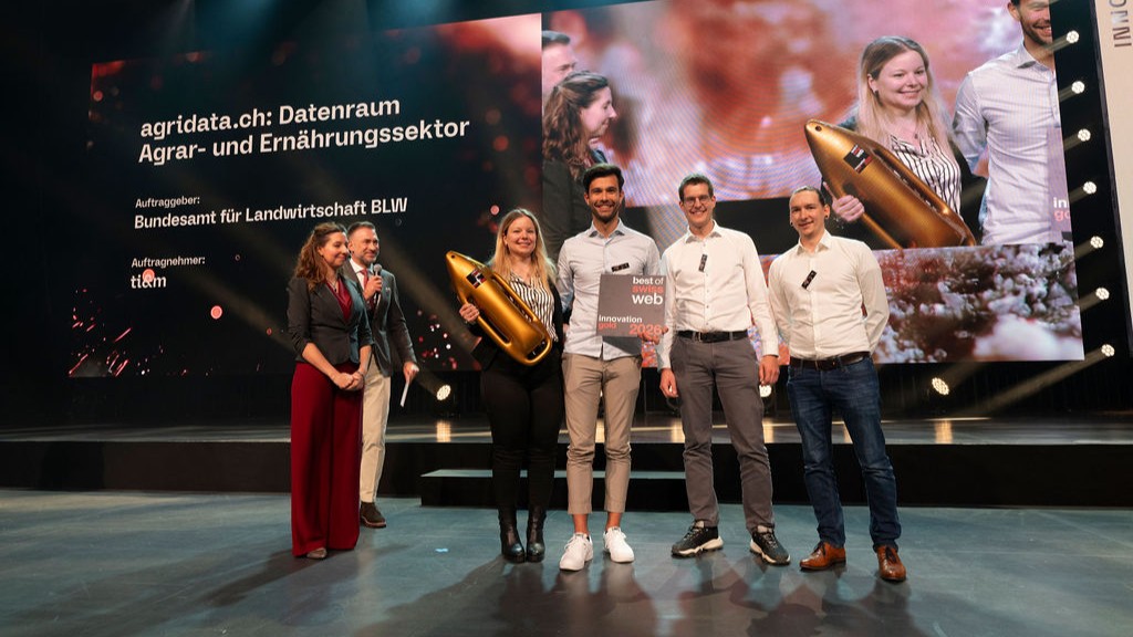 Vertreterinnen und Vertreter des Projekts agridata.ch bei der Verleihung des Best of Swiss Web Award 2026 in der Kategorie «Innovation» auf der Bühne in Zürich.